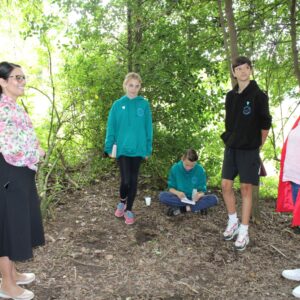 Pupils at Feering C of E Primary School chat to Priti about their reading in the woods theme for Get Witham Reading 2021